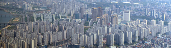 중·고층 아파트가 밀집한 서울 강남권 전경. 취득^양도세 감면 대책이 시행되면서 재건축 추진 단지와 중소형 미분양아파트를 매입하려는 투자자들의 발길이 잦아지고 있다. 서울경제DB