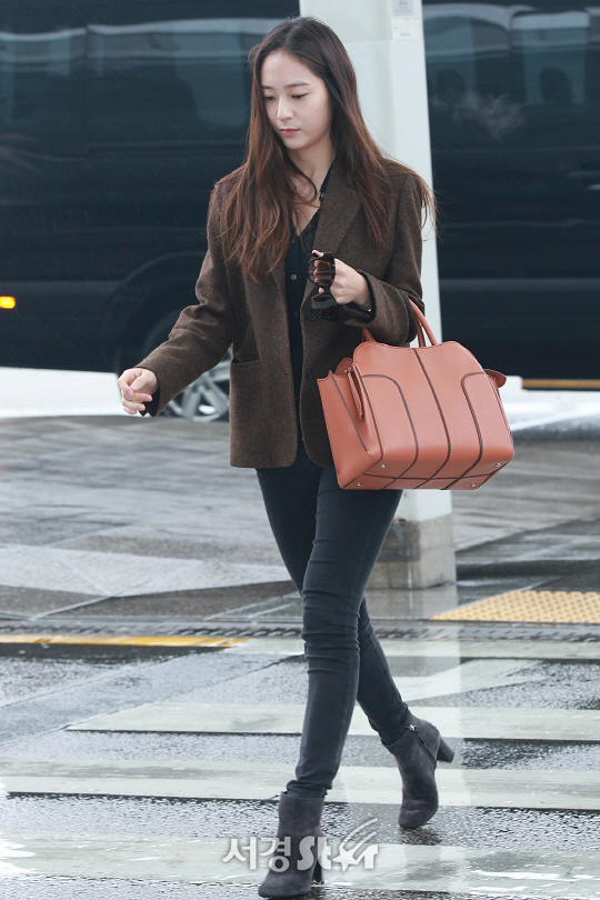f(x)크리스탈, 빗속을 가르며 출국! (인천공항 출국)