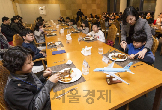 '아빠·엄마 회사에서 글로벌 매너 배워요'