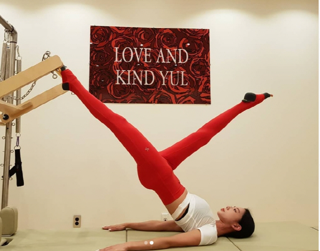 클라라 '정말 이 자세 가능해?' 美친 S라인의 끝은 어디일까