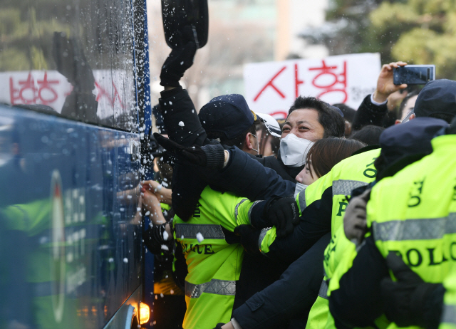 '살인자 양부모 사형해라'...법원 앞 모인 엄마·아빠들 엄벌 촉구