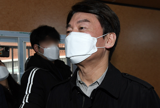 文 신년 기자회견서 '입양 취소·아이 바꾸기' 발언에 야권 반발(종합)