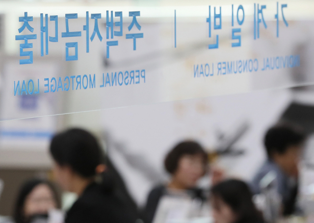 '어느 은행가나 연봉이내'… 신용대출 옥죄기에 '발동동'