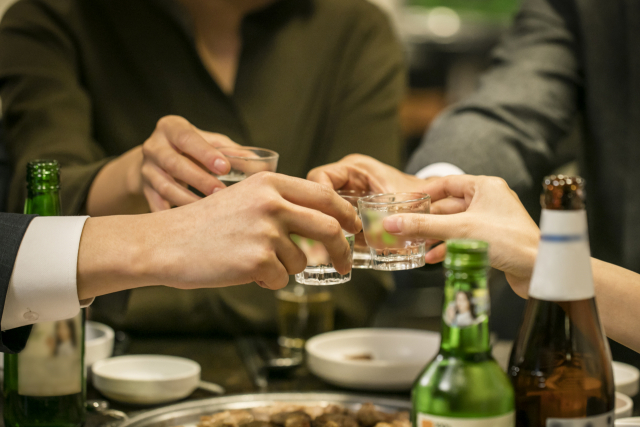 일본에서 불티나게 팔리는 韓 소주·화장품…'참이슬 매출 20배 증가'