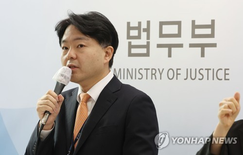 '판사 출신' 정재민 법무부 송무심의관 사의