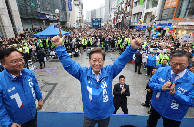 김문수 손짓에 선긋는 이준석…그 틈에 보수 품는 이재명