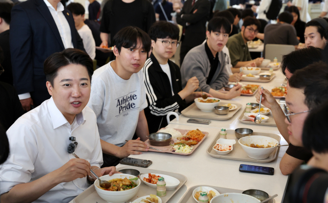 김문수 손짓에 선긋는 이준석…그 틈에 보수 품는 이재명