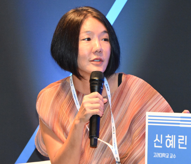 초상화 그리는 'AI 로봇'에 감탄…예술의 경계 허물다 [서울포럼 2025]