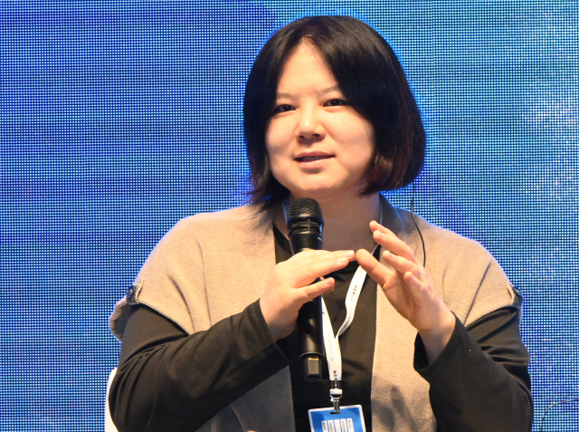 초상화 그리는 'AI 로봇'에 감탄…예술의 경계 허물다 [서울포럼 2025]