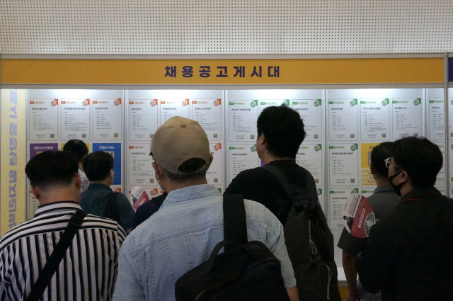 “될 수 있는 한 계속 일하고 싶어요”…은퇴자 4천여 명 몰린 DDP 가보니