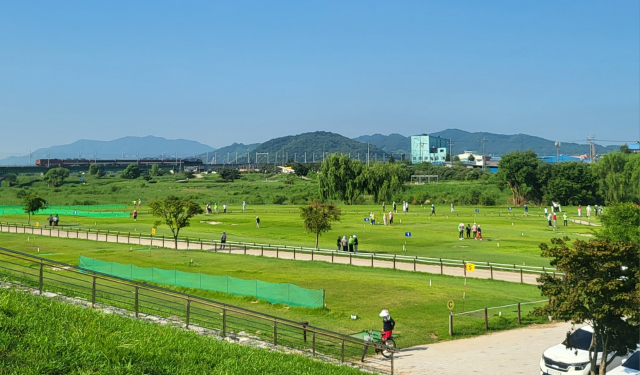 “벚꽃길 옆 하천 따라 펼쳐진 푸른 구장”…예산 무한천파크골프장[주목이구장]