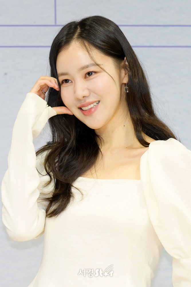 배우 이성경, 김영광, 성준, 김예원, 안희연과 이광영 감독이 21일 오전 서울 종로구 JW메리어트동대문스퀘어서울에서 진행된 디즈니+ 오리지널 시리즈 ‘사랑이라 말해요’(극본 김가은/연출 이광영) 제작발표회에 참석했다.  ‘사랑이라 말해요’는 복수에 호기롭게 뛰어든 여자 우주(이성경)와 복수의 대상이 된 남자 동진(김영광)의 감성 로맨스다. 오는 22일 공개. 사진 김규빈 기자
